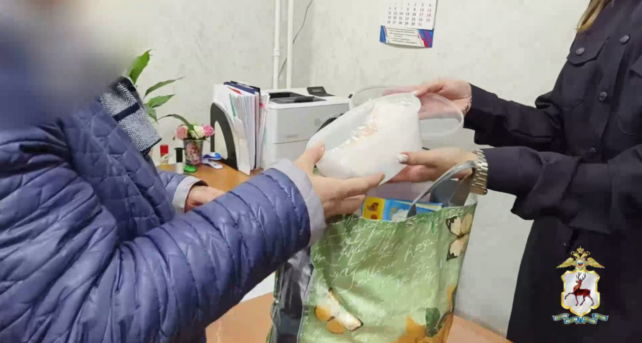 Женщина-курьер обнаружила в контейнерах для еды полмиллиона и спасла пожилую нижегородку