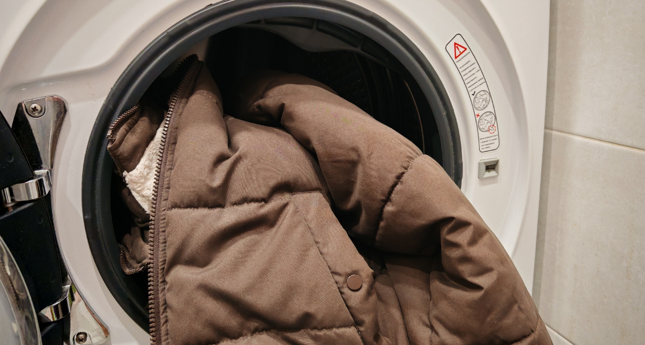 Пуховик выйдет из стиральной машины как новенький: опытные хозяйки стирают куртки дома без страха