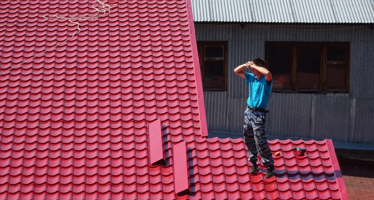 Надежная герметизация на века: чем заделать отверстие вокруг дымохода в кровле — смесь из 2 компонентов