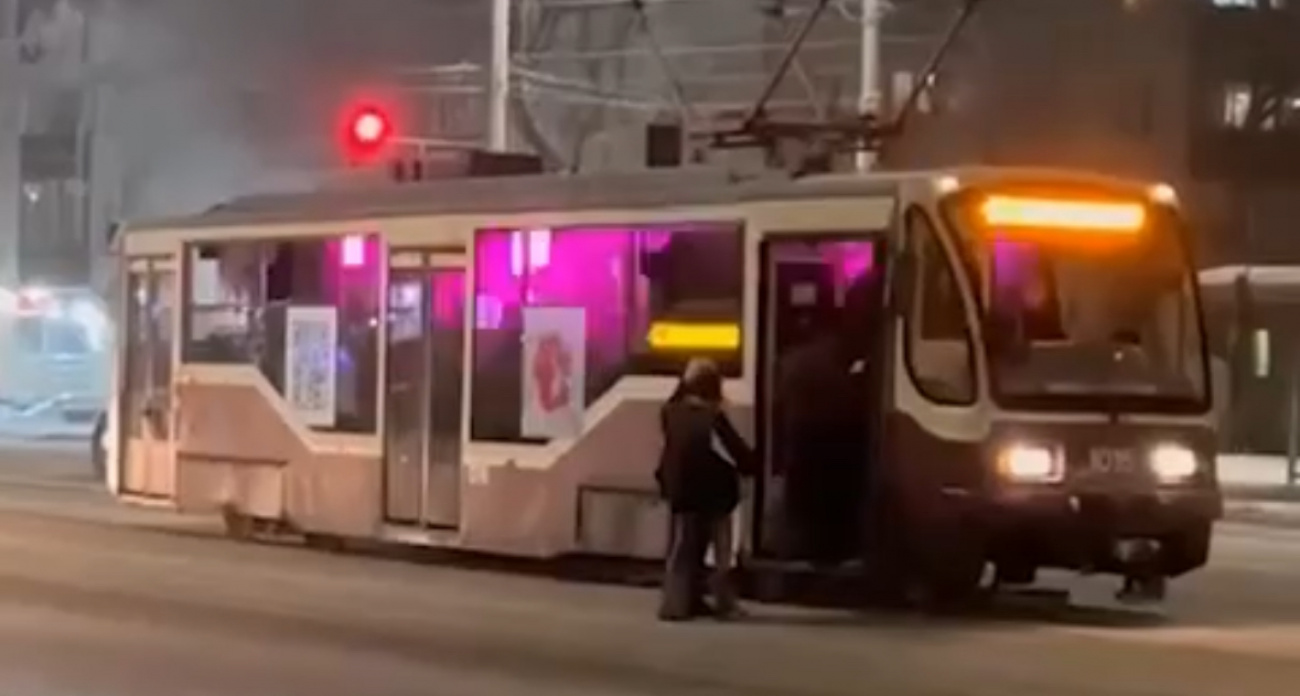 Нижегородцы устроили вечеринку с песнями и танцами в трамвае