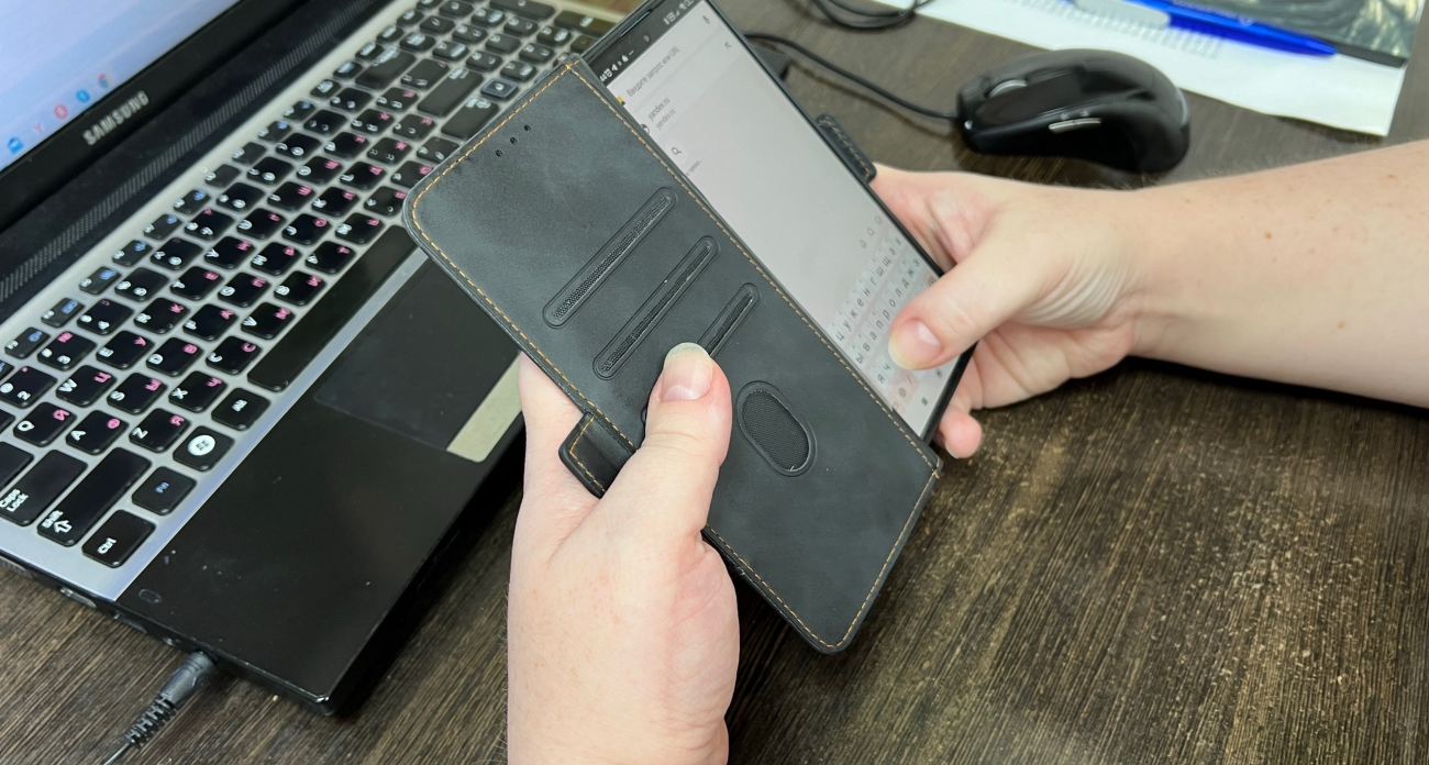 76-летняя пенсионерка предложили помощь за СНИЛС и почти миллион рублей: осталась со взломом и без денег 