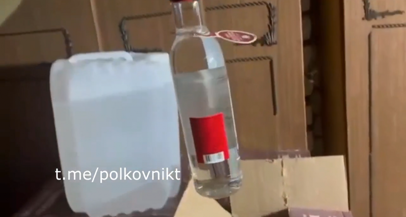 В гаражах города Бор нашли 4000 литра запрещенной водки и виски с коньяком