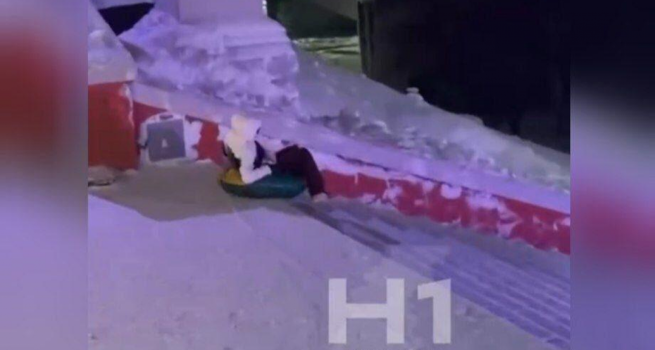 Нижегородец скатился на тюбинге с исторической лестницы и вылетел с ватрушки