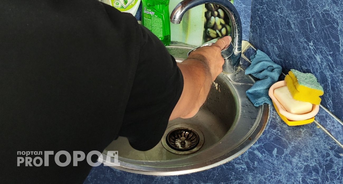 Уезжая из дома надолго – кладу лист бумаги в раковину и не спускаю воду в унитазе: теперь делаю так всегда