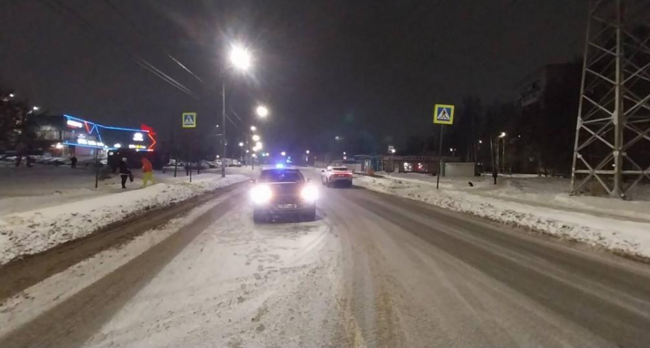 В предновогоднюю ночь Audi сбил двух 14-летних девочек на переходе