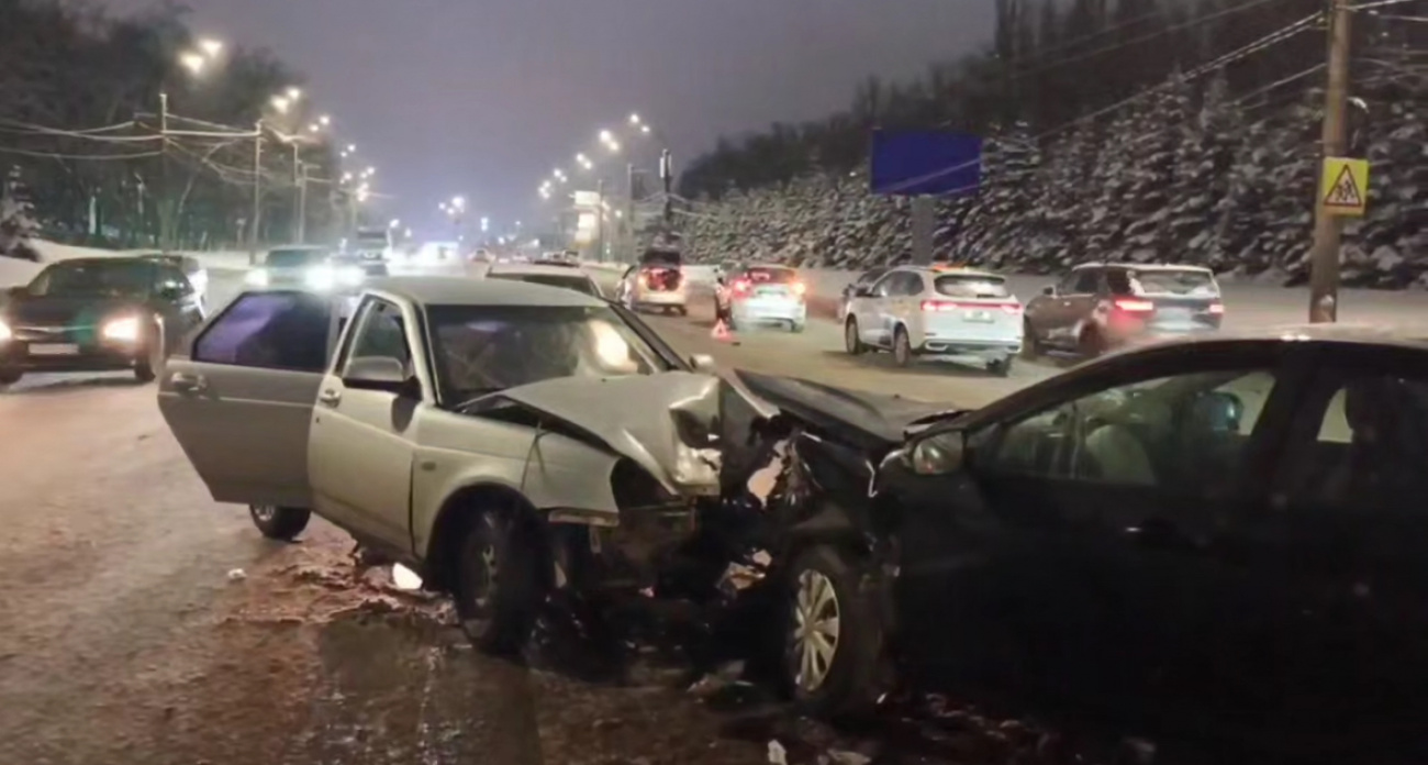 Молодой водитель Lada Priora устроил массовое ДТП на проспекте Гагарина