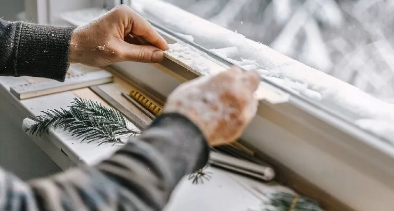 Из окон не дует даже в метель: простой предмет на подоконнике блокирует сквозняки и источает ароматы леса