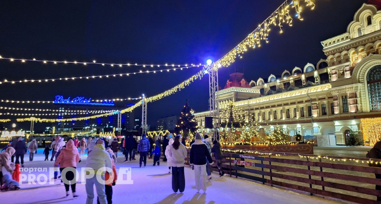 В Нижнем Новгороде из-за снегопадов вновь закрыли катки