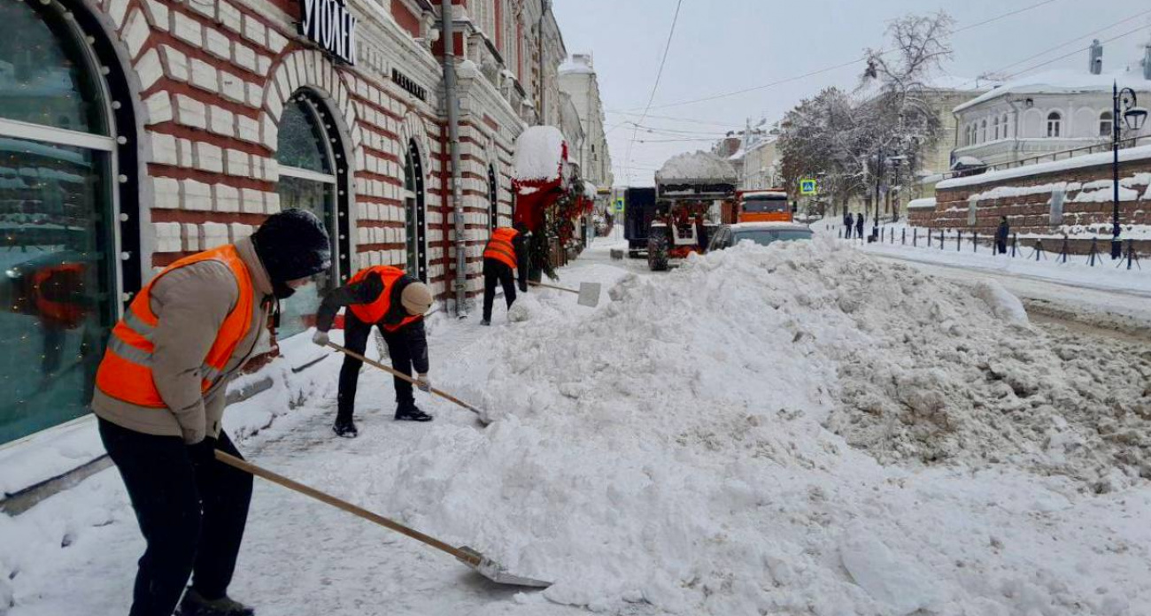 В Нижнем Новгороде за три дня выпало свыше полуметра снега: коммунальные службы работают в усиленном режиме из-за бурь