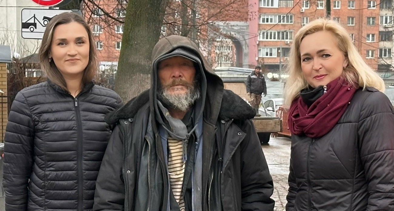 77-летнему мужчине, жившему в шалаше, нашли временный приют в Нижнем Новгороде