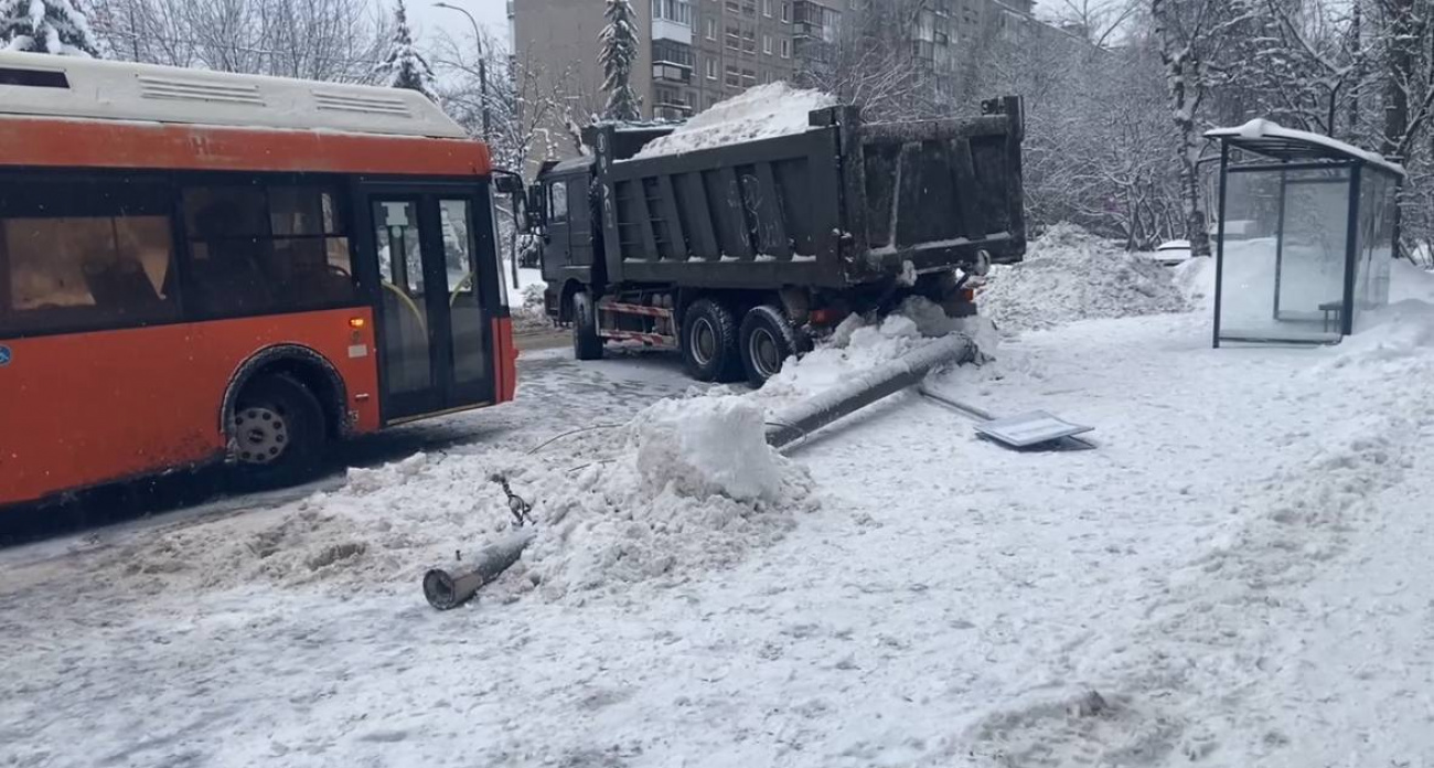 В Нижнем Новгороде столб упал на женщину, выходившую из автобуса