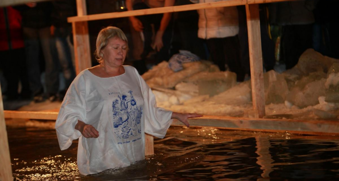 Врач назвала единственных, кому безопасно окунаться в крещенскую прорубь