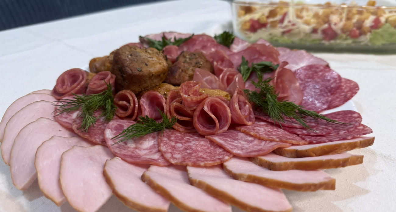 В колбасе и сосисках на самом деле нет мяса: разбираем популярный миф