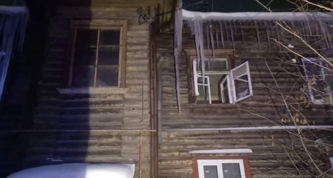 Пожарные спасли людей из горящей квартиры в Нижнем Новгороде