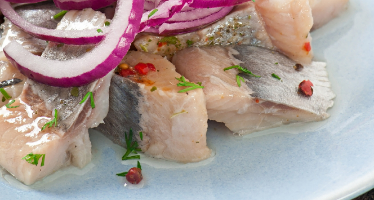 Повар показал, как за 2 минуты почистить селедку: выковыривать кости из салата больше не придется