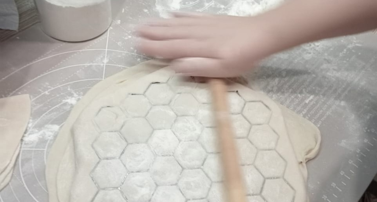 Заливаю в кастрюлю с пельменями стакан холодной воды - выходит шедевр: совет от опытной хозяйки