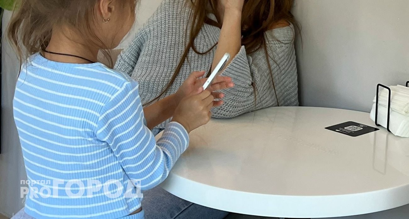 11-летняя школьница из Воскресенского района поверила в подарок и оставила мать без денег