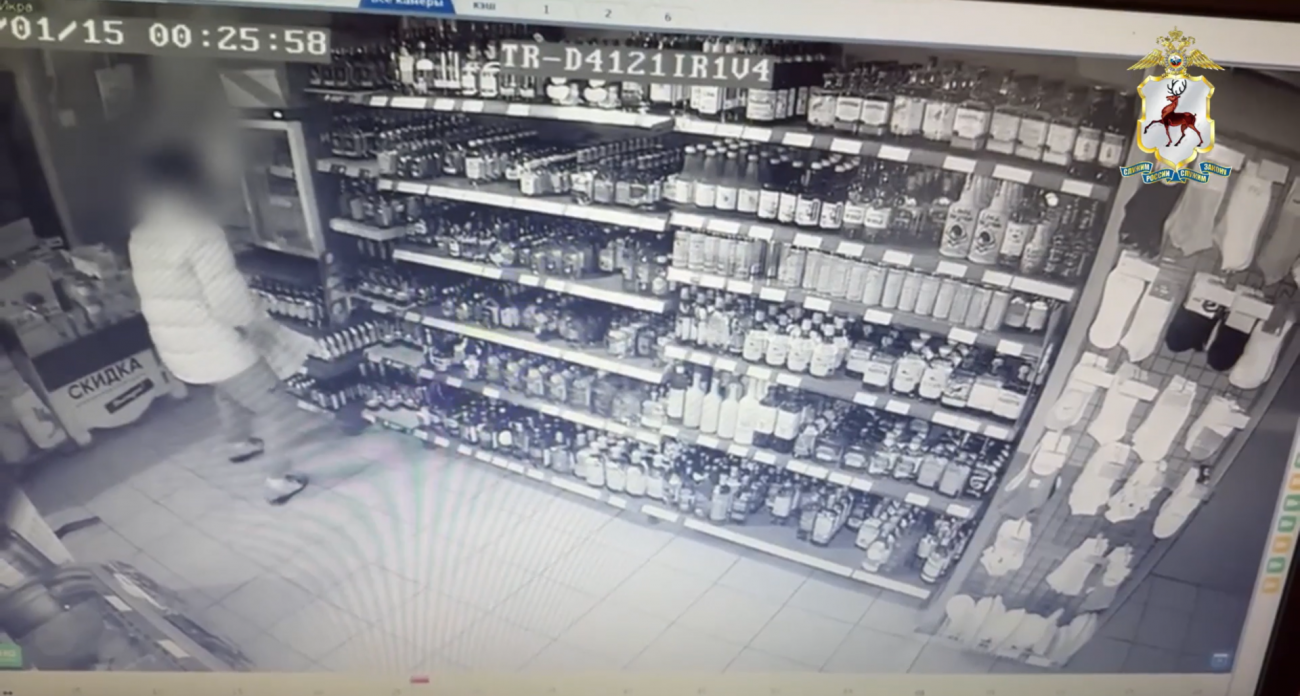 В Арзамасе трое подростков выдавили дверь и обокрали магазин