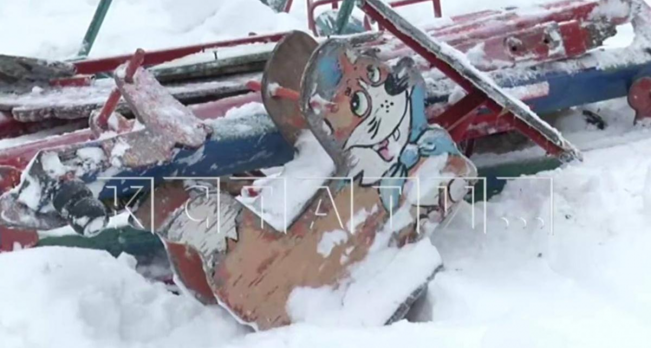 «Дома — элитка, детям — ничего»: жители Нижнего Новгорода отстаивают детскую площадку от платной парковки