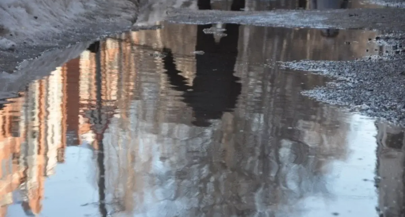 «Вода продолжает бурлить»: коммунальная авария в ЖК «Анкудиновский Парк» затопила единственную дорогу деревни