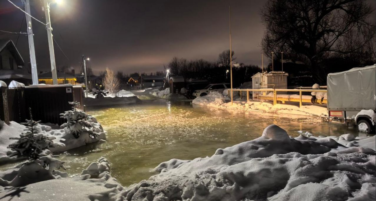 Прорыв 60-сантиметрового водовода затопил дороги в деревне Новопокровское под Нижним Новгородом