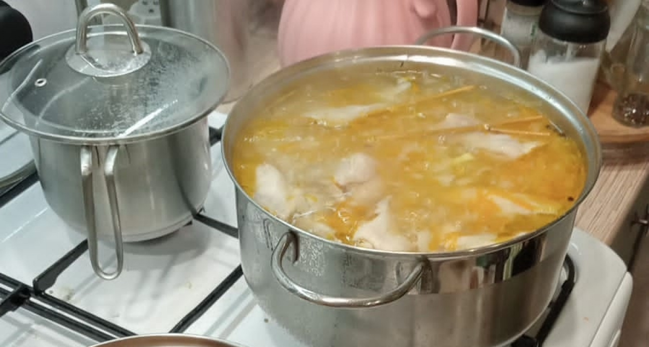 Вы всегда варили суп неправильно: 4 ошибки, отделяющие от идеального куриного бульона