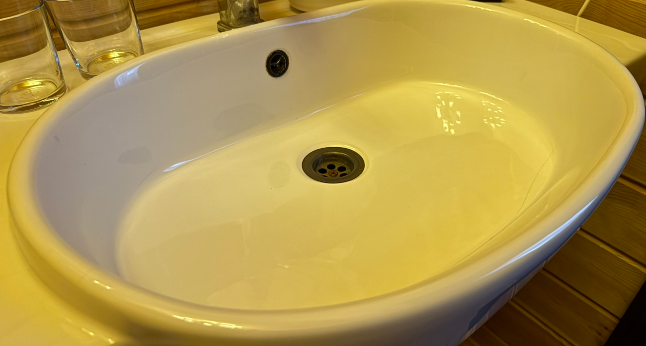 Кладу в раковину стакан и лист бумаги и уезжаю в отпуск: простой прием, который спас квартиру от вони