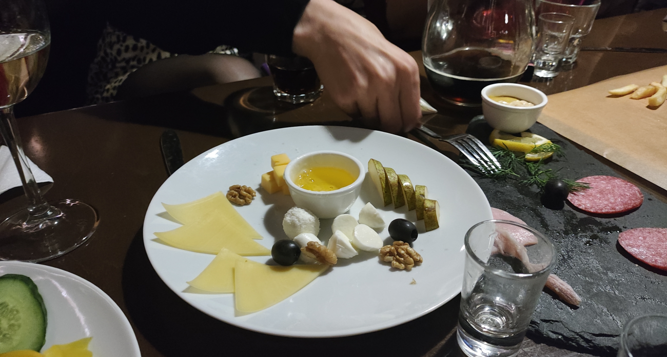 Сыр не сохнет и не плесневеет: запомните раз и навсегда эти 5 правил правильного хранения дома