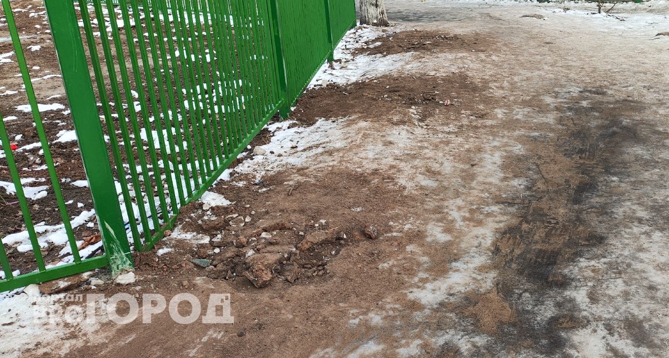 Залил пластик цементом – забор не шатается даже через 20 лет: хитрость опытных строителей