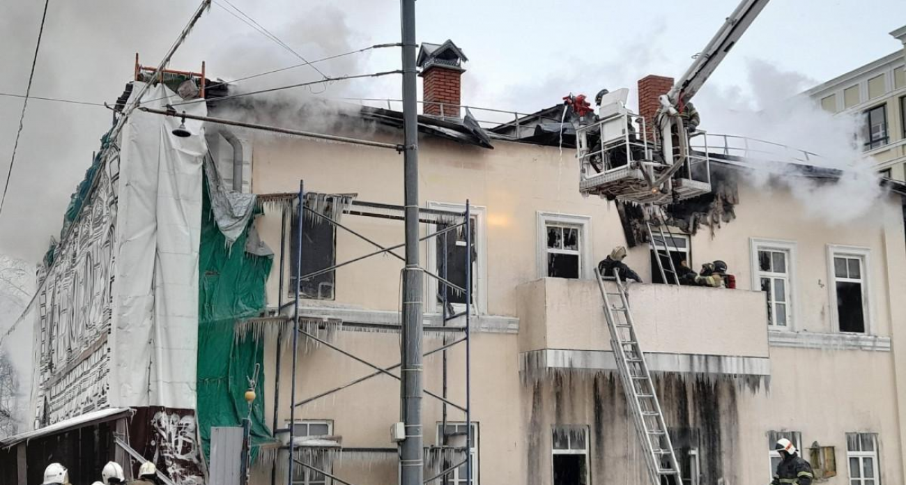 60 кв. метров в огне: на улице Гайдара в Сергаче сгорел двухквартирный дом из-за нарушений при эксплуатации отопления