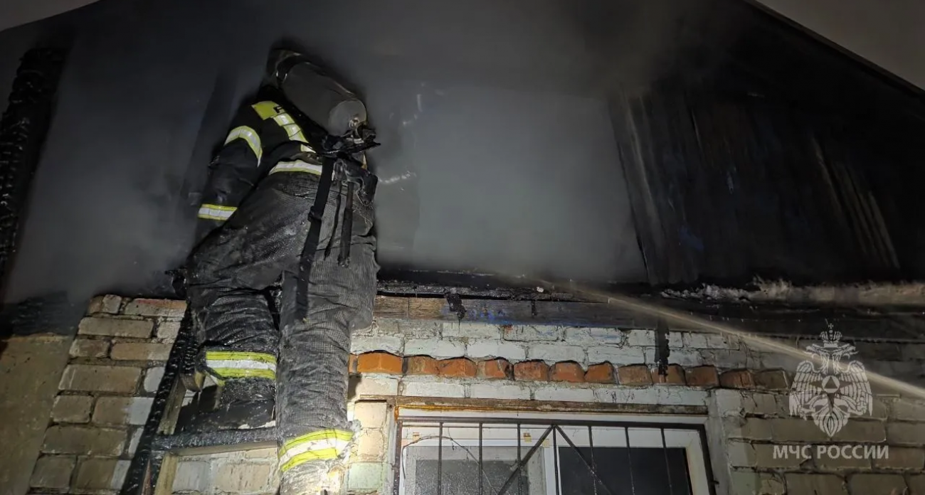 Пожарные нашли тело мужчины в горящем доме в Нижнем Новгороде