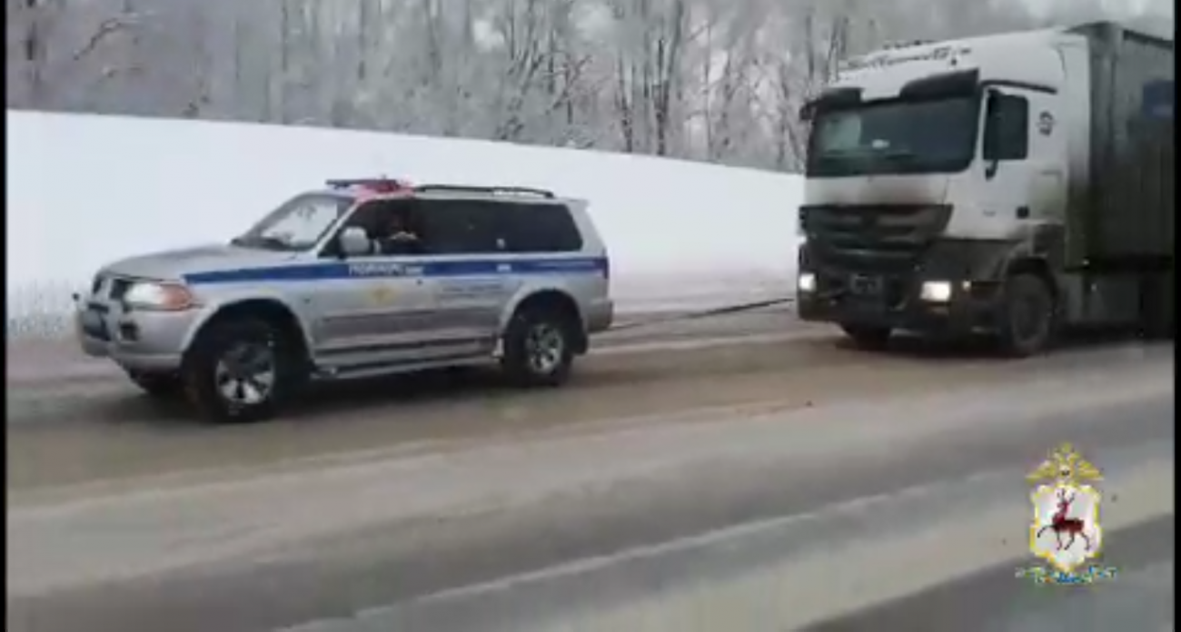 Дорожная полиция вынуждена буксировать фуры патрульным авто на заснеженной М7 в Кстовском районе