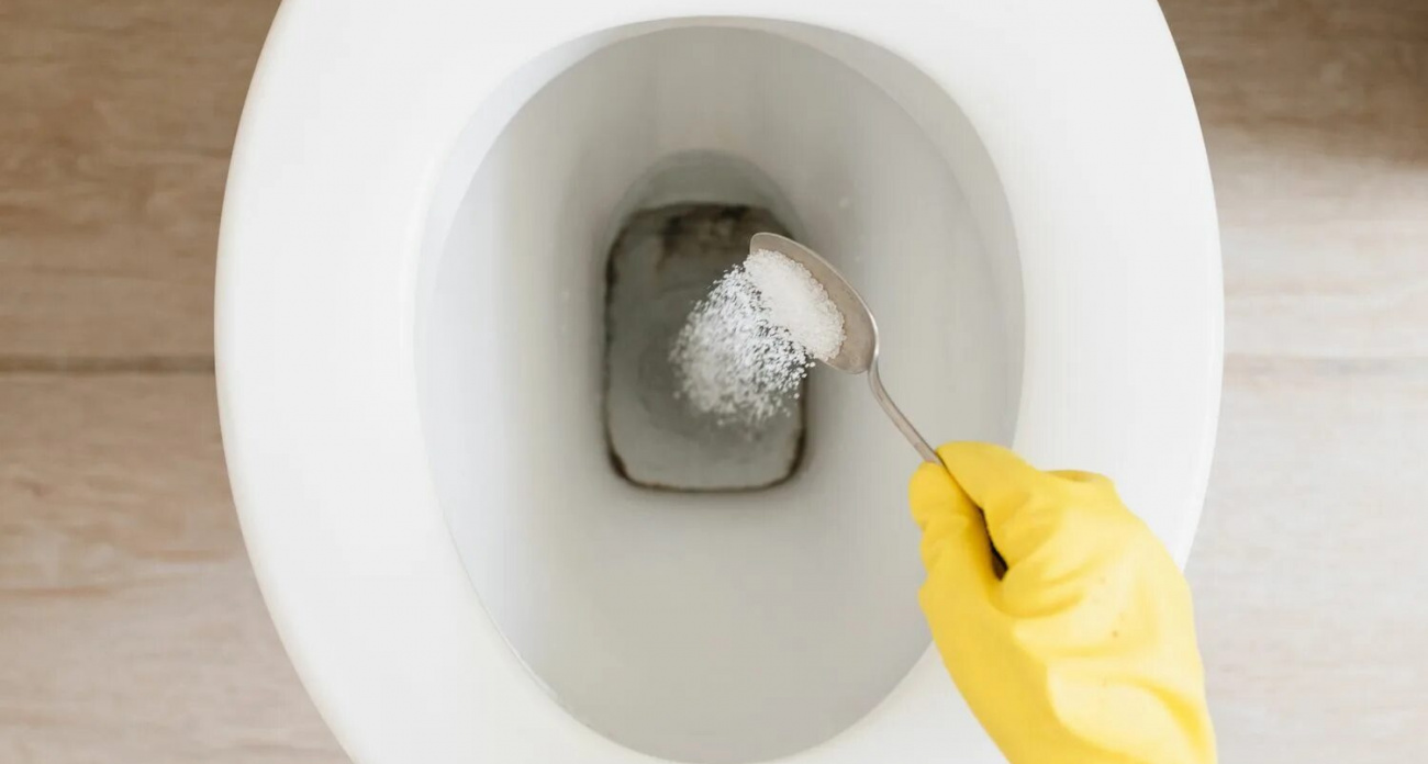 Три минуты перед сном – и утром унитаз сияет белизной: ржавые подтеки исчезают за ночь без щётки