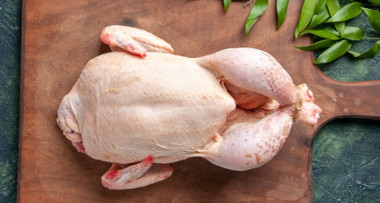 Почему магазинную курицу нельзя сразу готовить – простой способ убрать всю “химию” из мяса