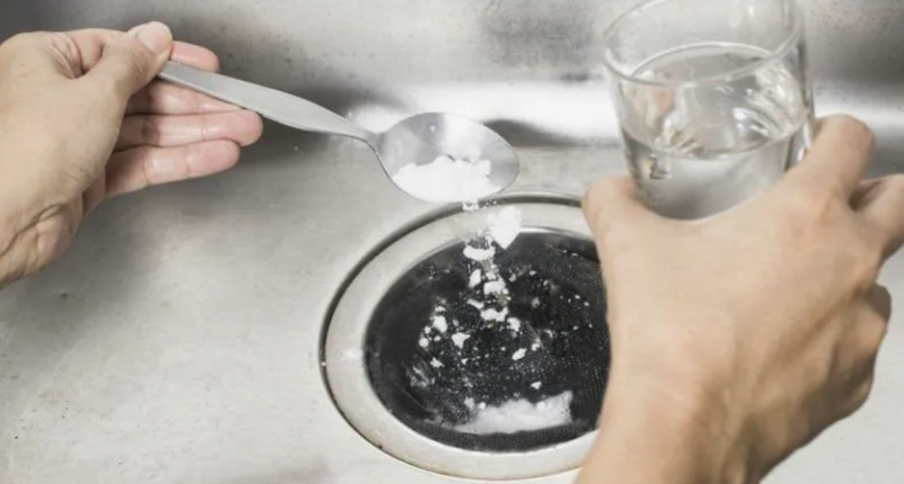 Засор вылетит со свистом: насыпьте в слив 2 ложки этого средства – и пробка исчезнет