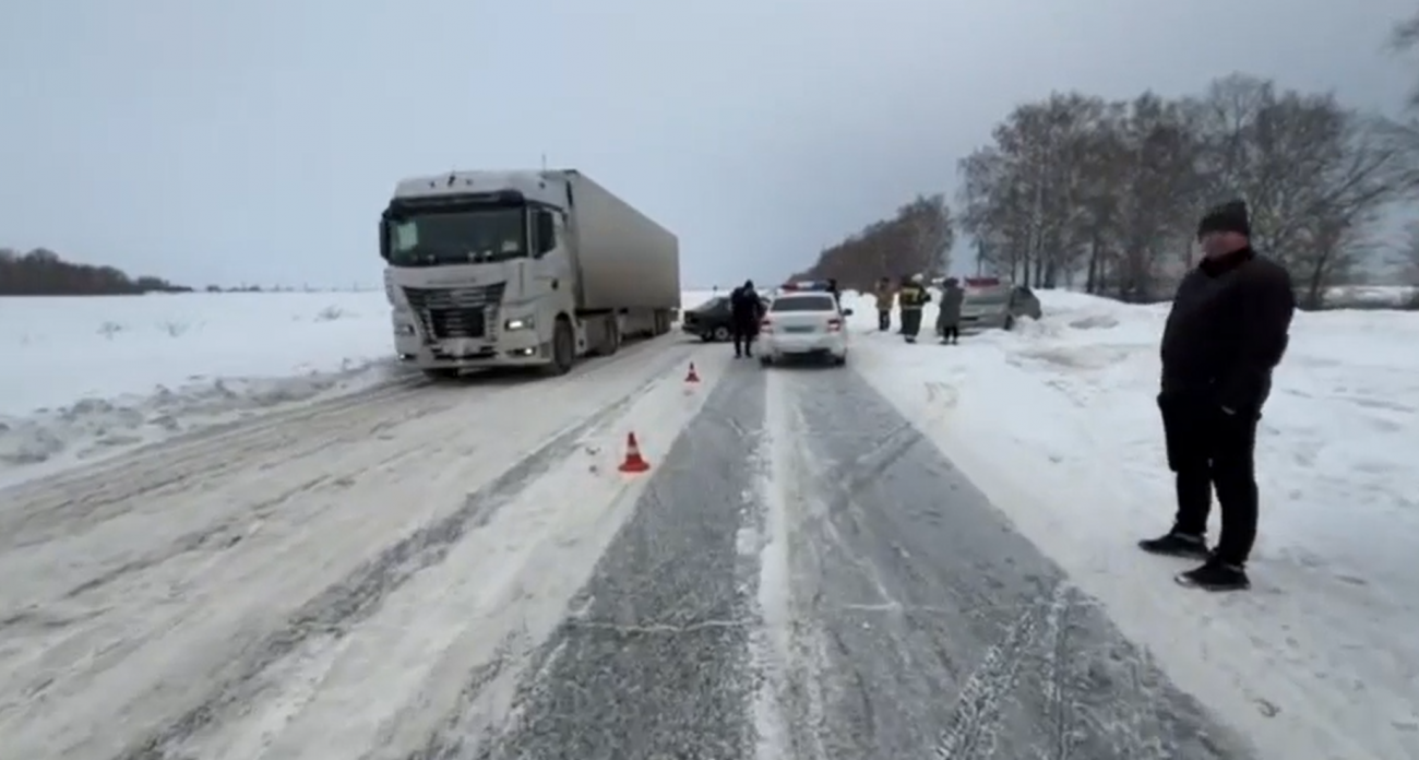 На заснеженной трассе в Нижегородской области произошло столкновение двух легковушек с последствиями