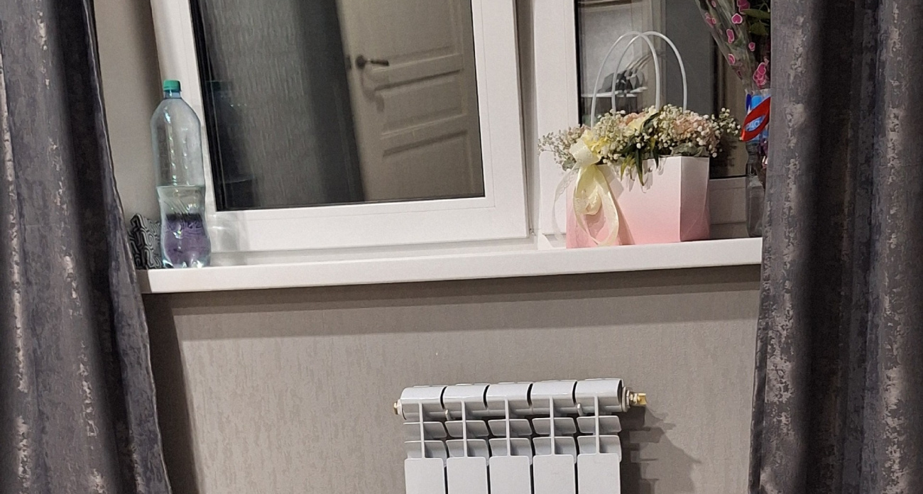 Приклеил это на окно - и больше не переживаю: теперь из щелей не дует, а подоконник теплый