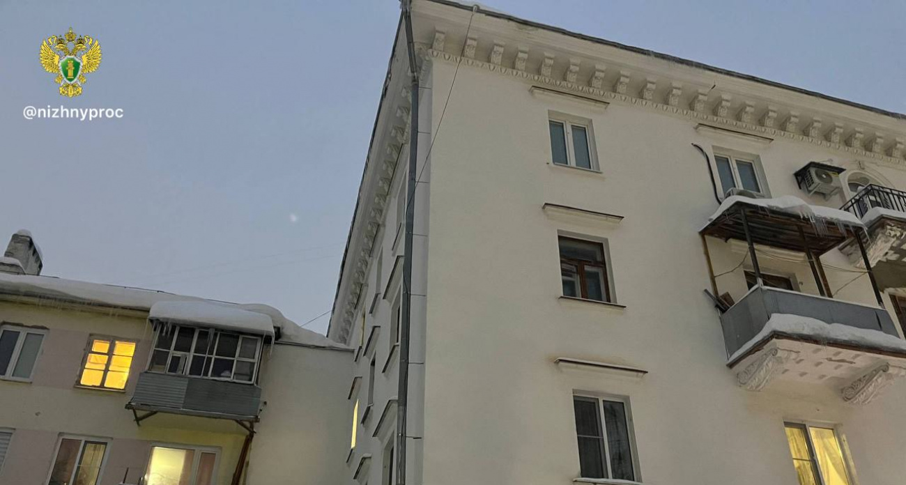 В Автозаводском районе лед упал с крыши дома и покалечил ребенка