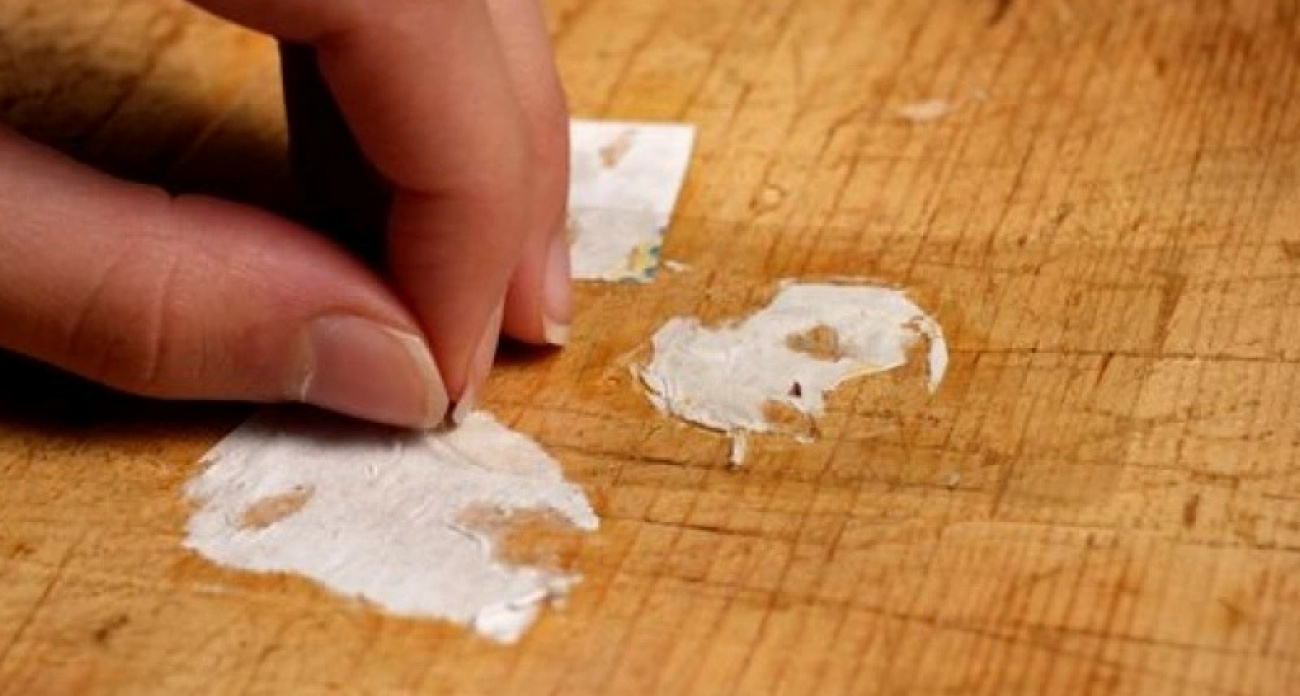 Следы от скотча или наклеек исчезнут за секунды: просто протрите этим доступным средством