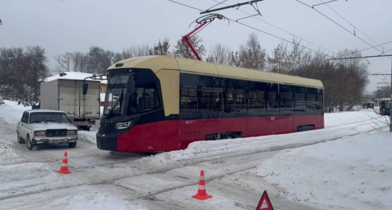 Столкновение на рельсах: 64-летняя пассажирка трамвая №8 госпитализирована после ДТП с легковушкой в Автозаводском районе