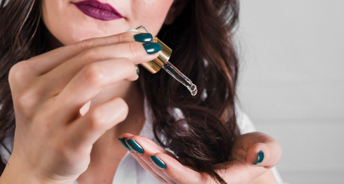 Масло, которое стало хитом: прячет седину, дарит блеск волосам – работает без окрашивания