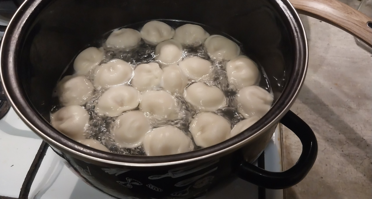 Один секрет при варке пельменей помог сохранить мясо сочным и не сырым, и  тесто не расклеивается