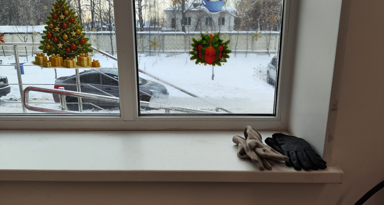 Не только шторы: 5 простых способов спрятаться от любопытных соседей - что наклеить на окна для приватности