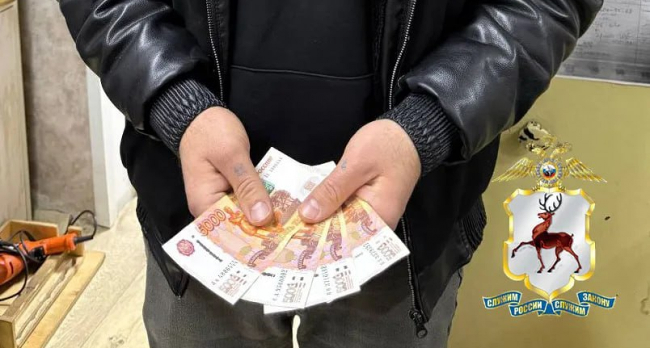 Нижегородский таксист спас пенсионерку, которая затолкала 300 тысяч в сапоги и пыталась отправить их в Москву