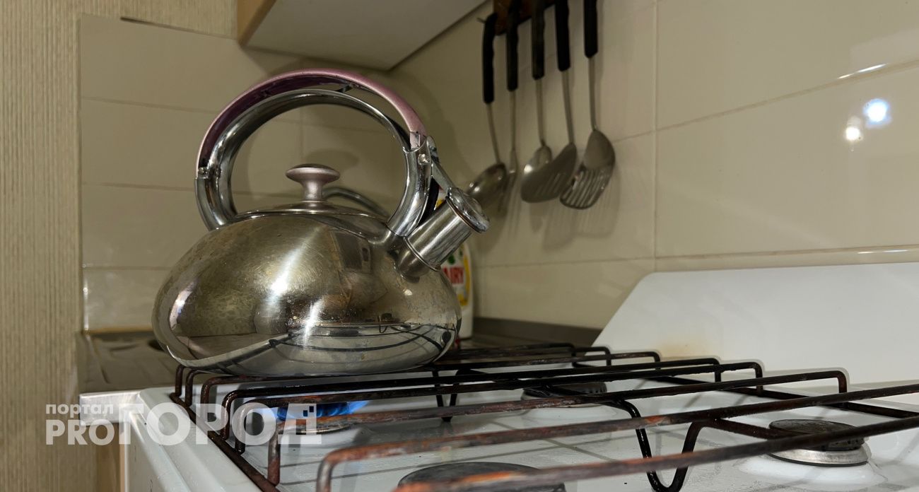 Бросаю 3 кусочка в чайник – и накипь исчезает сразу: лайфхак без вреда для здоровья