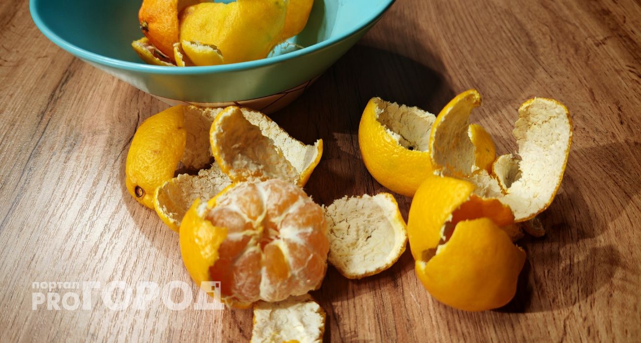 Мандариновые корки заливаю уксусом – и всю зиму не нарадуюсь своей смекалке: чудесный лайфхак для хозяек