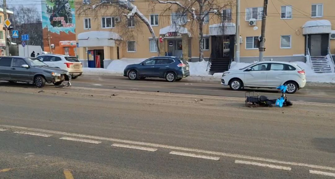 В Нижнем Новгороде ВАЗ сбил курьера на электросамокате