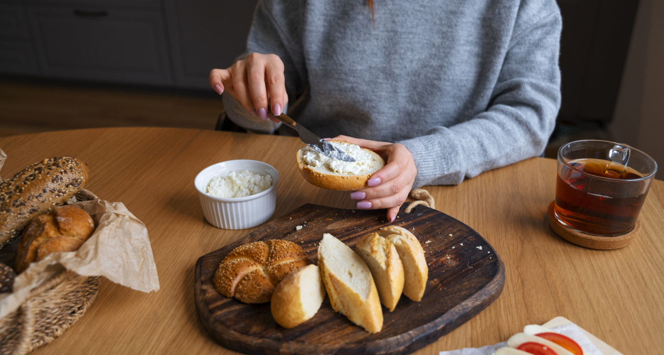 Вкуснейшая намазка на хлеб затмила сливочное масло: готовится за 5 минут из трех ингредиентов