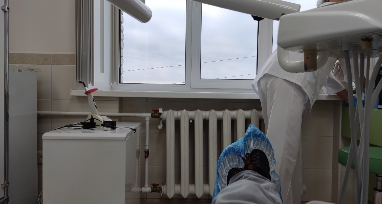 Чистить зубы щеткой - прошлый век: ортодонт дал честный отзыв о традиционной гигиене зубов 