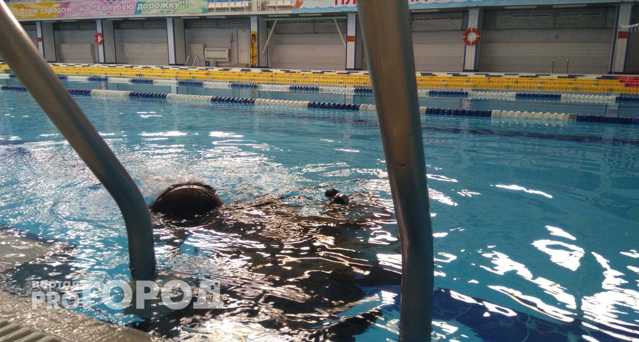 Взрослым, как и детям, Роспотребнадзор запретил посещать бассейн без медицинского обследования